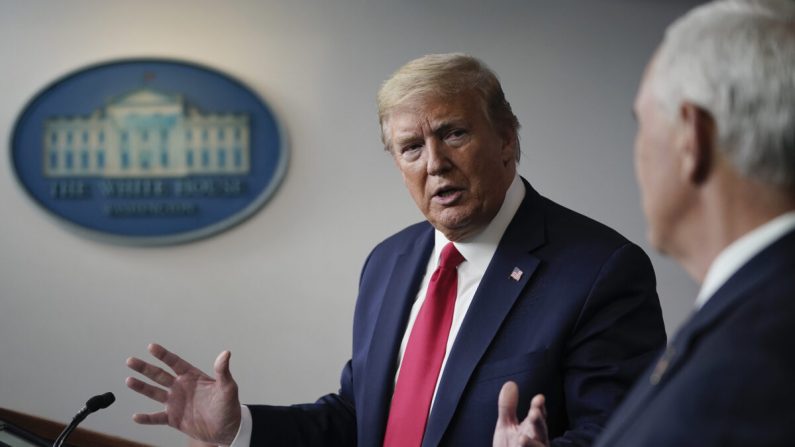 El presidente Donald Trump habla durante la sesión informativa diaria sobre el virus del PCCh en la Casa Blanca en Washington el 22 de abril de 2020. (Drew Angerer/Getty Images)