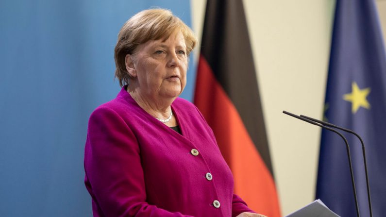 La Canciller alemana Angela Merkel habla con los medios de comunicación tras una videoconferencia con el Consejo Europeo durante la crisis del virus del PCCh el 23 de abril de 2020 en Berlín, Alemania. (Foto de Maja Hitij/Getty Images)