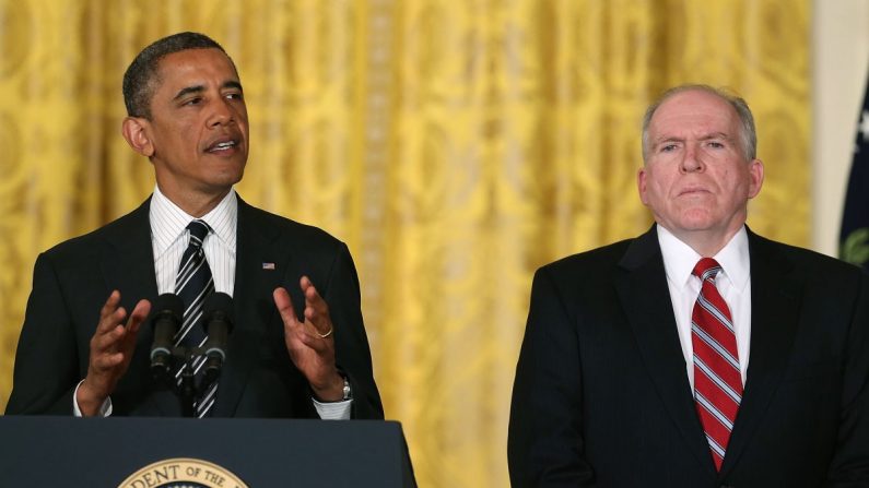 El presidente Barack Obama (izq.) nomina al asesor principal en antiterrorismo, John Brennan, como director de la CIA, durante un evento en la Sala Este de la Casa Blanca, el 7 de enero de 2013. (Mark Wilson/Getty Images)
 
