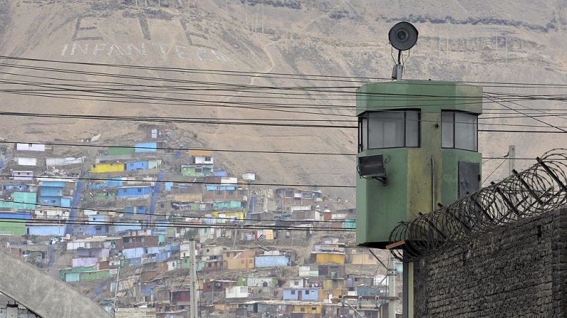 Presos se amotinan en penal de Lima tras muerte de dos internos por COVID-19. (Imagen de contexto CRIS BOURONCLE/AFP via Getty Images)