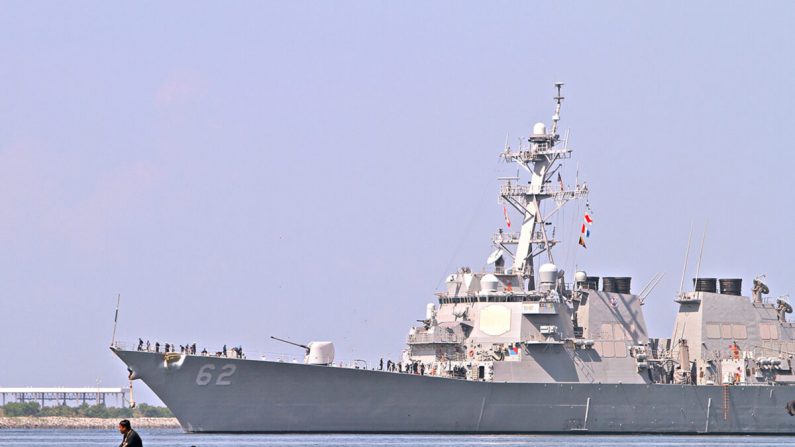 El destructor estadounidense USS Fitzgerald llega a Subic Bay, Olongapo City, al norte de Manila, el 27 de junio de 2013. (David Bayarong/AFP vía Getty Images)