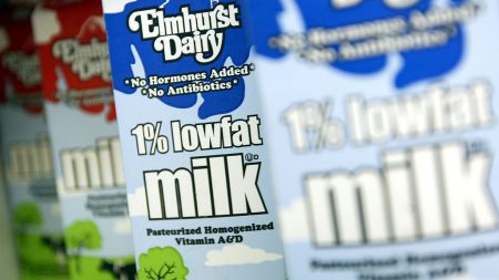 Productores de leche de Wisconsin se están viendo obligados a tirar toda su producción de leche