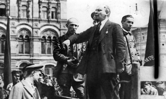 El líder revolucionario comunista ruso Vladimir Lenin (1870-1924) da un discurso desde la parte trasera de un vehículo en Moscú, en una imagen de archivo sin fecha. (Archivo Hulton / Getty Images)