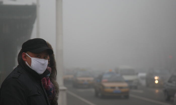 Un denso smog envuelve la ciudad de Harbin, China, el 3 de diciembre de 2013, en una imagen de archivo. (Getty Images)