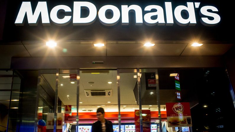 Un hombre sale de una tienda de McDonald's. (Foto ilustrativa de Chris McGrath/Getty Images)
