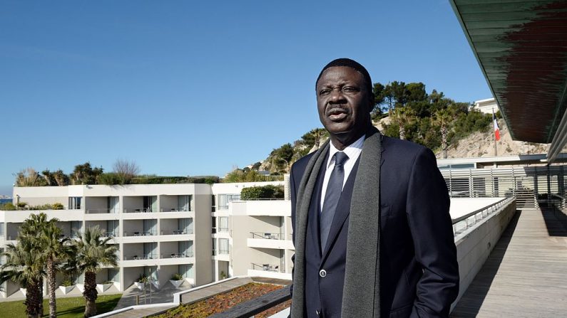 El expresidente del club de fútbol de Marsella "l'Olympique de Marseille" Pape Diouf posa después de anunciar su candidatura a la alcaldía de Marsella, el 4 de febrero de 2014 en Marsella, Francia. (ANNE-CHRISTINE POUJOULAT/AFP a través de Getty Images)