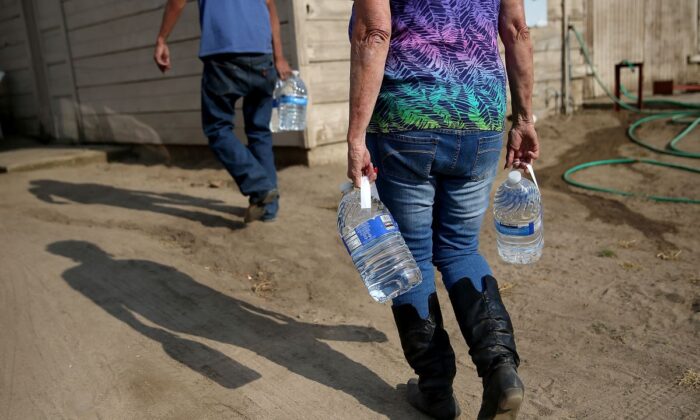 Entrega de agua a residentes con una grave falta de agua en Porterville, California el 23 de abril de 2015. (Justin Sullivan/Getty Images)