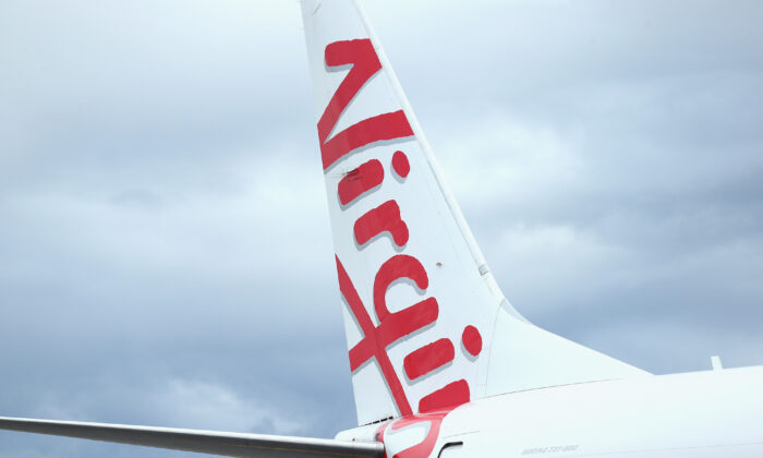 Un avión de Virgin Australia junto a una puerta de embarque del aeropuerto de Gold Coast en Gold Coast, Australia, el 9 de julio de 2015. (Cameron Spencer/Getty Images)