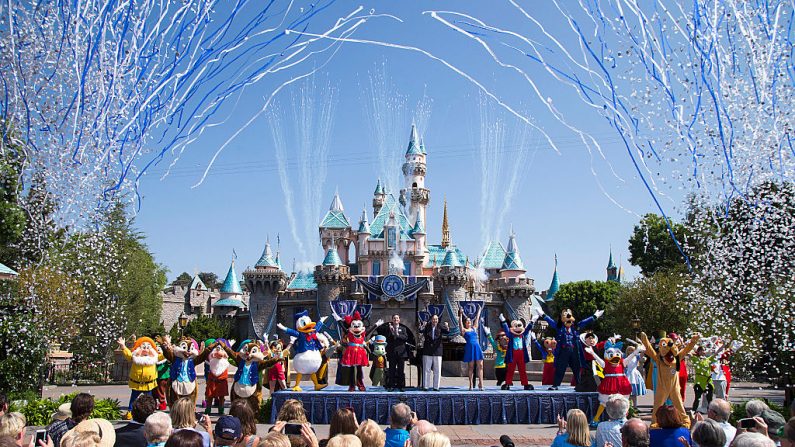 En esta foto de reparto proporcionada por los parques de Disney, Mickey Mouse y sus amigos celebran el 60º aniversario del parque de Disneylandia durante una ceremonia en el Castillo de la Bella Durmiente en la que participan el compositor ganador de un premio de la Academia, Richard Sherman, y la actriz y cantante de Broadway Ashley Brown el 17 de julio de 2015 en Anaheim, California (EE.UU.).  (Paul Hiffmeyer/Disneyland Resort vía Getty Images)