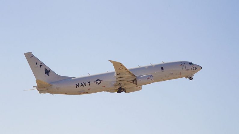 Un Boeing Poseidon P-8 de la Marina de Estados Unidos despega del Aeropuerto Internacional de Perth como parte de la búsqueda para localizar el desaparecido vuelo MH370 de Malaysia Airways el 15 de abril de 2014. (RICHARD WAINWRIGHT/AFP a través de Getty Images)