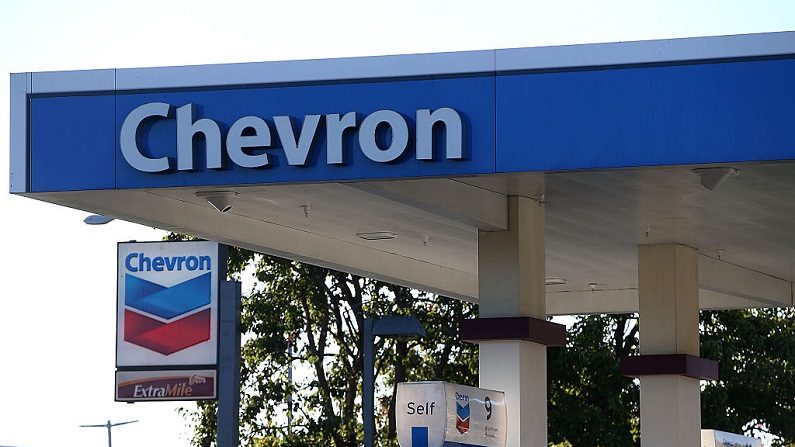El logo de Chevron se exhibe en una estación de Chevron el 30 de octubre de 2015 en Corte Madera, California. (Justin Sullivan/Getty Images)
