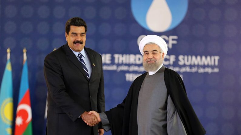 El líder iraní Hassan Rouhani (d) y el líder chavista venezolano Nicolás Maduro se dan la mano durante la cumbre del Foro de Países Exportadores de Gas (GECF) en Teherán el 23 de noviembre de 2015. (ATTA KENARE/AFP a través de Getty Images)