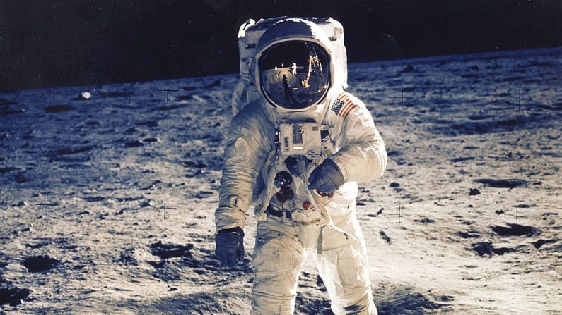 30º Aniversario del Aterrizaje del Apolo 11 en la Luna (9 de 20): El astronauta Edwin E. Aldrin Jr., piloto del módulo lunar, es fotografiado caminando cerca del módulo lunar durante la actividad extravehicular del Apolo 11. Foto tomada el 20 de Julio de 1969. (Foto de la Nasa/Getty Images)