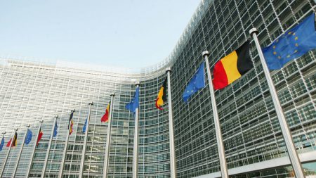 Países de la UE se apoyan entre sí ante crisis del virus del PCCh y llevan ayuda a sus vecinos