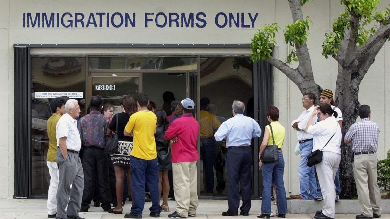 Una línea se forma cerca de la entrada de la oficina del Servicio de Inmigración y Naturalización en Miami, el 30 de abril de 2001. Imagen de contexto. (El crédito de la foto debe leerse RHONA WISE/AFP a través de Getty Images)
