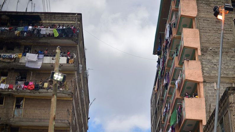 Edificios residenciales en suburbio de bajos ingresos de Huruma en Nairobi. (TONY KARUMBA/AFP a través de Getty Images)
