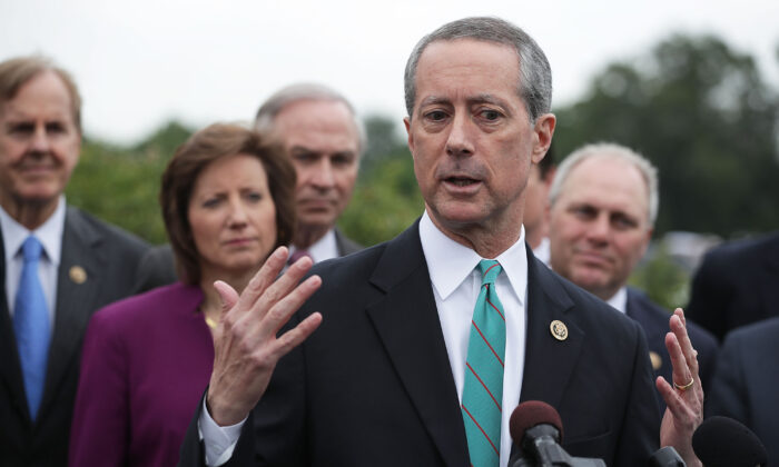 El representante Mac Thornberry (R-Texas) habla durante una conferencia de prensa en el Capitolio de Washington el 19 de mayo de 2016. (Alex Wong/Getty Images)