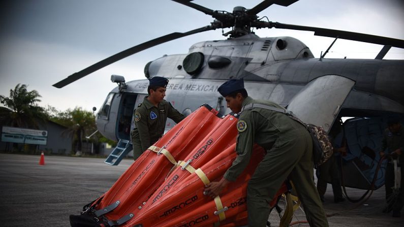 Miembros de la Fuerza Aérea Mexicana cargan un helicóptero con equipo para rociar agua sobre los incendios forestales que se desgarran en la Reserva de la Biosfera Maya, en la base militar del departamento de Petén, 500 km al norte de la Ciudad de Guatemala, el 5 de junio de 2016. (El crédito de la foto debe leerse JOHAN ORDONEZ/AFP a través de Getty Images)
