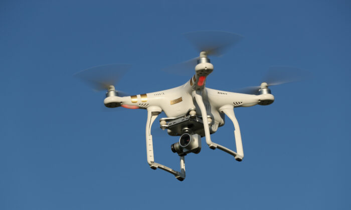 El dron DJI Phantom 3 Pro multirrotor del fotógrafo vuela cerca de Brueck, Alemania, el 8 de junio de 2016. (Sean Gallup/Getty Images)