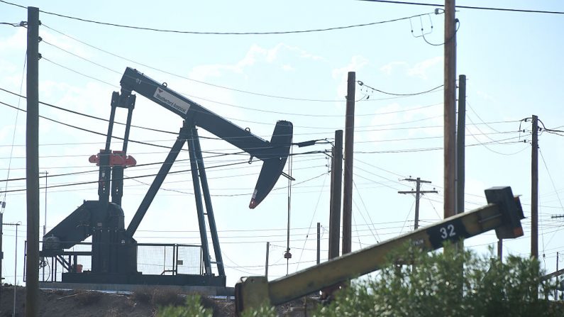 Las torres de perforación se ven en el campo petrolífero de Chevron en Bakersfield, California, el 21 de noviembre de 2016.(FREDERIC J. BROWN/AFP a través de Getty Images)