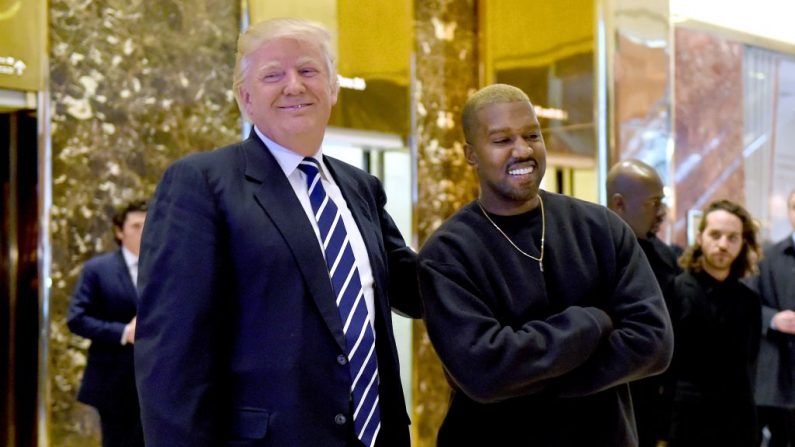 El cantante Kanye West y el presidente Donald Trump hablan con la prensa después de una reunión en la Trump Tower el 13 de diciembre de 2016 en Nueva York. (TIMOTHY A. CLARY / AFP a través de Getty Images)