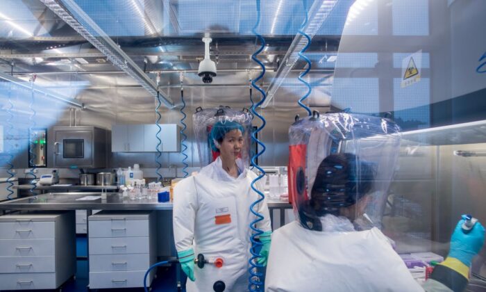 La viróloga china Dra. Zhengli Shi vista dentro del laboratorio P4, el Instituto de Virología de Wuhan, en Wuhan, capital de la provincia china de Hubei, el 23 de febrero de 2017. (Johannes Eisele/AFP vía Getty Images)