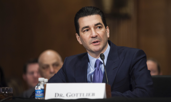 El Comisionado designado de la FDA, Scott Gottlieb, testifica durante una audiencia del Comité de Salud, Educación, Trabajo y Pensiones del Senado el 5 de abril de 2017, en el Capitolio de Washington. (Zach Gibson/Getty Images)