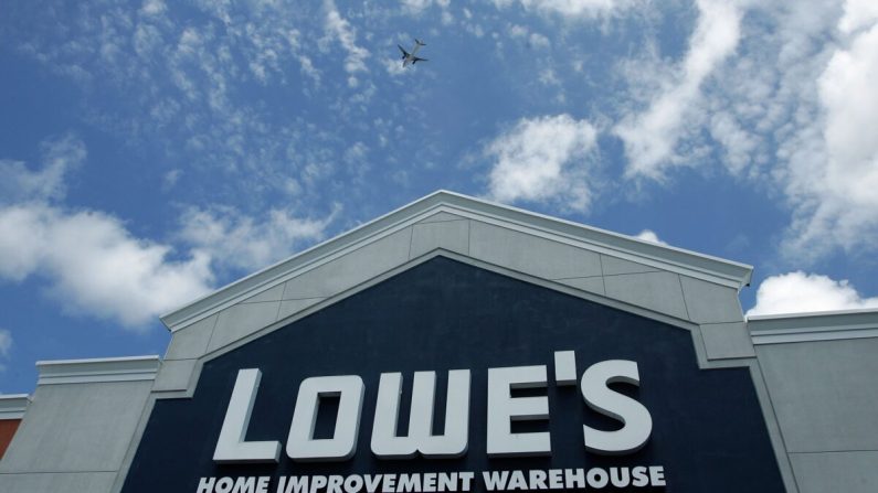 Un letrero en el exterior de Lowe's, almacén de mejoras para el hogar, de  en San Bruno, California, el 22 de mayo de 2006. (Justin Sullivan/Getty Images)