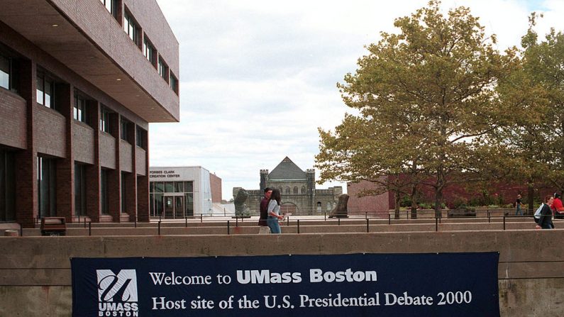 Los estudiantes pasan junto a una pancarta, el 22 de septiembre del 2000, promoviendo el primer debate presidencial que se celebrará en la Universidad de Massachusetts Boston, en Boston, Massachusetts. (Darren McCollester/Newsmakers)