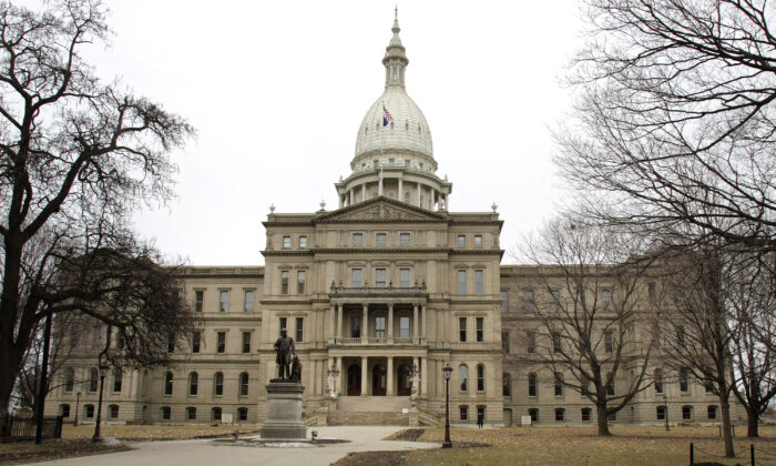 Se observa el edificio de la capital del estado de Michigan en Lansing, Mich., el 17 de marzo de 2008. (Bill Pugliano/Getty Images)