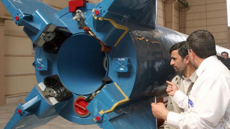 El entonces presidente iraní, Mahmoud Ahmadinejad, observa el cohete Safir Omid, capaz de llevar un satélite a la órbita, durante su visita a una estación espacial en un lugar no revelado de Irán el 16 de agosto de 2008. (VAHIDREZA ALAI/AFP a través de Getty Images)
