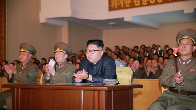 Una imagen publicada por la Agencia de Noticias Central Coreana, oficial de Corea del Norte, el 14 de agosto muestra al dictador comunista norcoreano Kim Jong-Un mientras inspeccionaba el Comando de la Fuerza Estratégica del Ejército Popular de Corea en un lugar no revelado. (Imágenes STR / AFP / Getty)
