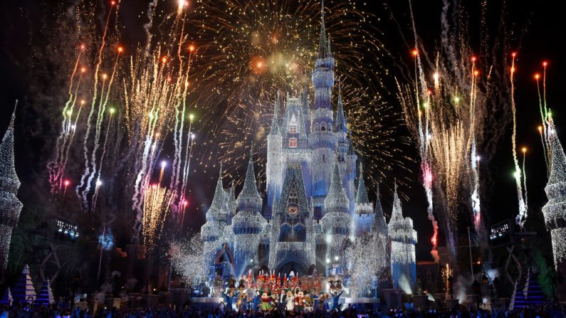 Una vista de los fuegos artificiales, las luces  y la algarabía en el Castillo de la Cenicienta durante una grabación de los Parques de Disney que presenta una celebración navideña de Disney Channel en el Walt Disney World Resort, el 5 de noviembre de 2017, en el Lago Buena Vista, Florida. (Todd Anderson/Disney Parks/ Getty Images)
