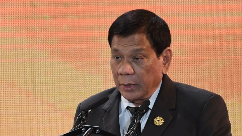 El presidente filipino Rodrigo Duterte habla en el segundo día de la Cumbre de Directores Generales de la APEC, que se celebra antes de la cumbre de líderes de la Cooperación Económica Asia-Pacífico (APEC) en la ciudad vietnamita central de Danang el 9 de noviembre de 2017.
(HOANG DINH NAM/AFP a través de Getty Images)