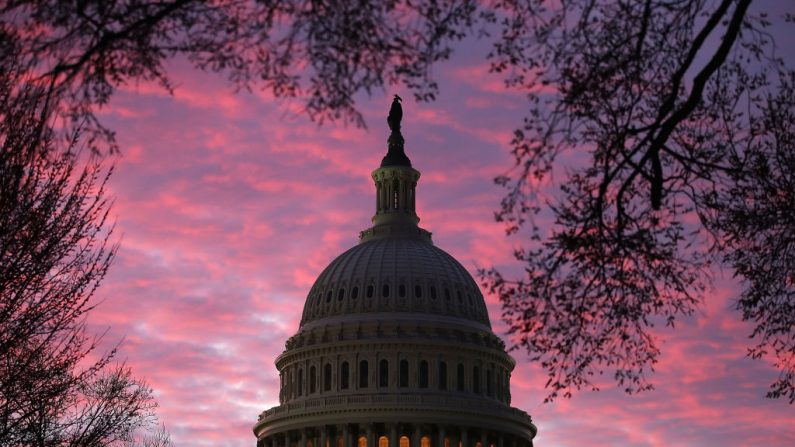 El cielo se ilumina cuando sale el sol, detrás del Capitolio de Estados Unidos, en Washington, DC, el 6 de marzo de 2018.(Mark Wilson/Getty Images)