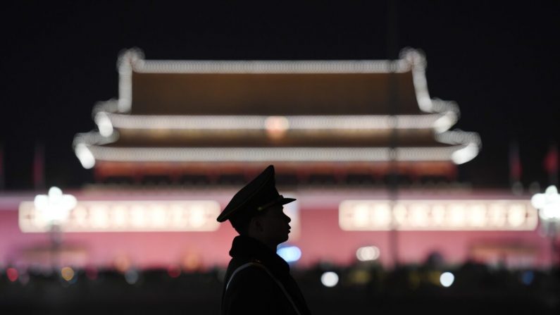 Un policía paramilitar hace guardia en la Plaza Tiananmen en Beijing, China, el 11 de marzo de 2018. (Greg Baker/AFP vía Getty Images)
