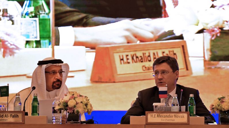 El ministro de Energía saudí Khaled al-Faleh (izq) y el ministro de Energía ruso Alexander Novak asisten a una reunión de miembros de la OPEP y la no OPEP, en Yeddah el 20 de abril de 2018. (AMER HILABI/AFP vía Getty Images)