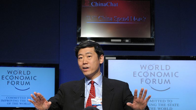 El director del Centro para China en la Economía Mundial (CCWE) David Li Daokui durante un debate en el Foro Económico Mundial en Davos el 29 de enero de 2010. (ERIC PIERMONT/AFP via Getty Images)