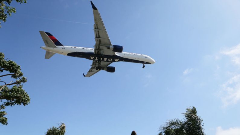 Un hombre observa el aterrizaje de un avión de Delta Air Lines en el aeropuerto internacional de Los Ángeles el 12 de julio de 2018 en Los Ángeles, California. (Mario Tama/Getty Images)