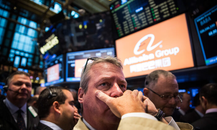 Agentes de bolsa en el piso de la Bolsa de Valores de Nueva York mientras se decide el precio de la oferta inicial (IPO) del Grupo Alibaba, en la ciudad de Nueva York, el 19 de septiembre de 2014. (Andrew Burton/Getty Images)