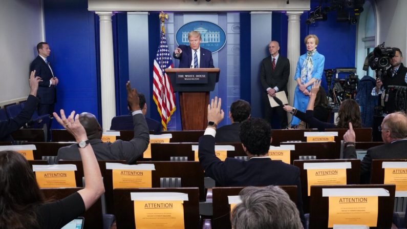 El presidente de los Estados Unidos, Donald Trump, responde preguntas de los medios de comunicación durante una sesión informativa diaria sobre el nuevo coronavirus en la Sala de Información Brady de la Casa Blanca en Washington, DC, el 21 de abril de 2020. (MANDEL NGAN/AFP a través de Getty Images)