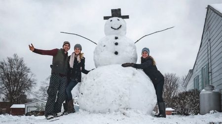 Muñeco de nieve con tronco oculto genera “karma instantáneo” a un conductor que hizo acto vandálico