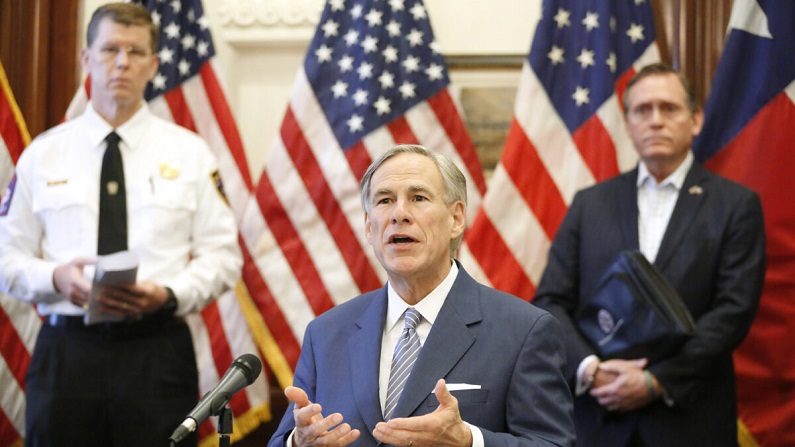 El gobernador de Texas Greg Abbott habla en una conferencia de prensa en el Capitolio del Estado de Texas en Austin el 29 de marzo de 2020. (Tom Fox-Pool/Getty Images)