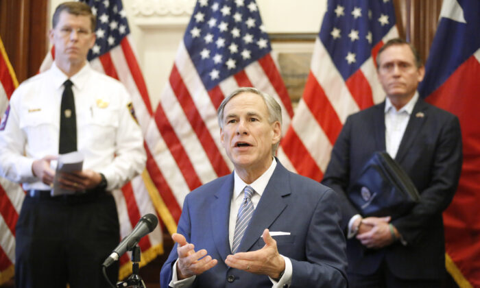 El gobernador de Texas Greg Abbott habla en una conferencia de prensa en el Capitolio del Estado de Texas en Austin en una fotografía de archivo del 29 de marzo de 2020. (Tom Fox-Pool/Getty Images)