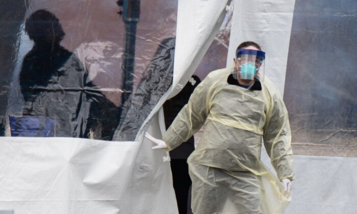 Un profesional de la salud frente a un sitio de test de coronavirus en la Universidad de Dayton en Dayton, Ohio, en una imagen de archivo del 17 de marzo de 2020. (MEGAN JELINGER/AFP vía Getty Images)
