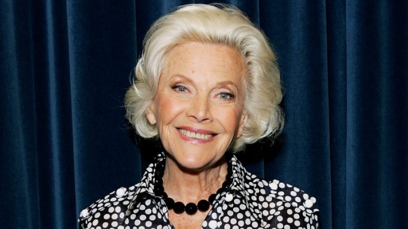 La actriz y cantante, Honor Blackman, posa para una fotografía mientras graba su sencillo 'The Star Who Fell From Grace' en Angel Studios, en Londres, Inglaterra, el 15 de mayo de 2008. (Rosie Greenway/Getty Images)