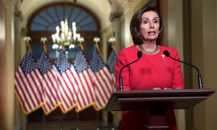 La Presidenta de la Cámara de Representantes, Nancy Pelosi (D-California), hace una declaración en el pasillo del Balcón del Presidente en el Capitolio de los EE.UU. en Washington el 23 de marzo de 2020. (Alex Wong/Getty Images)