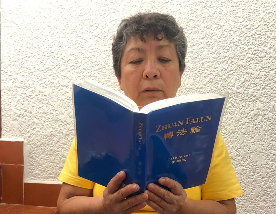 La abogada Angélica busca seguir en su vida diaria las enseñanzas del libro Zhuan Falun. (Cortesía: Angélica Romero)