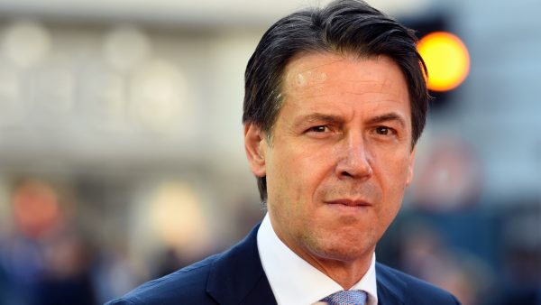 El primer ministro italiano Giuseppe Conte llega a la Universidad Mozarteum para asistir a una sesión plenaria que forma parte de la Cumbre Informal de Jefes de Estado o de Gobierno de la UE en Salzburgo, Austria, el 20 de septiembre de 2018. (Christof Stache/AFP/Getty Images)