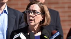 Gobernadora de Oregón anuncia la obligatoriedad del uso de mascarillas en exteriores
